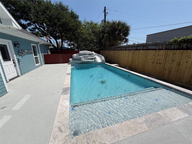 Building Photo - 5525 Swan Dr