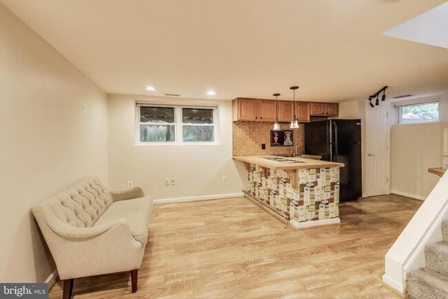 Building Photo - 6107 Parkway Dr