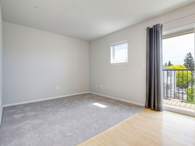 Building Photo - Top Floor Mini Studio, Tangletown-Greenlake