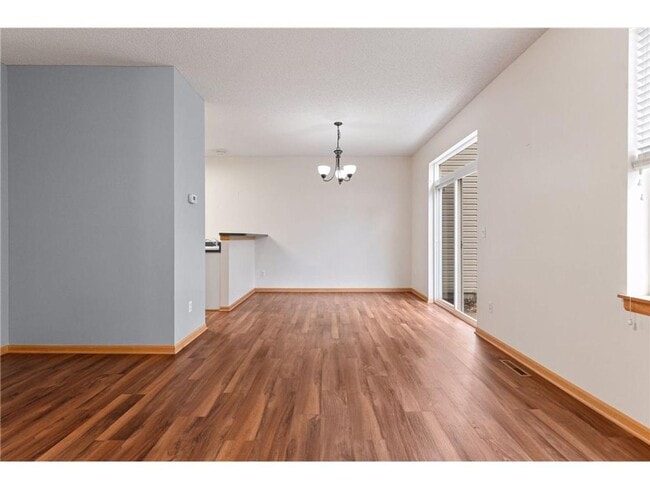 Building Photo - 2 BR/3 BA Townhome in Lakeville!