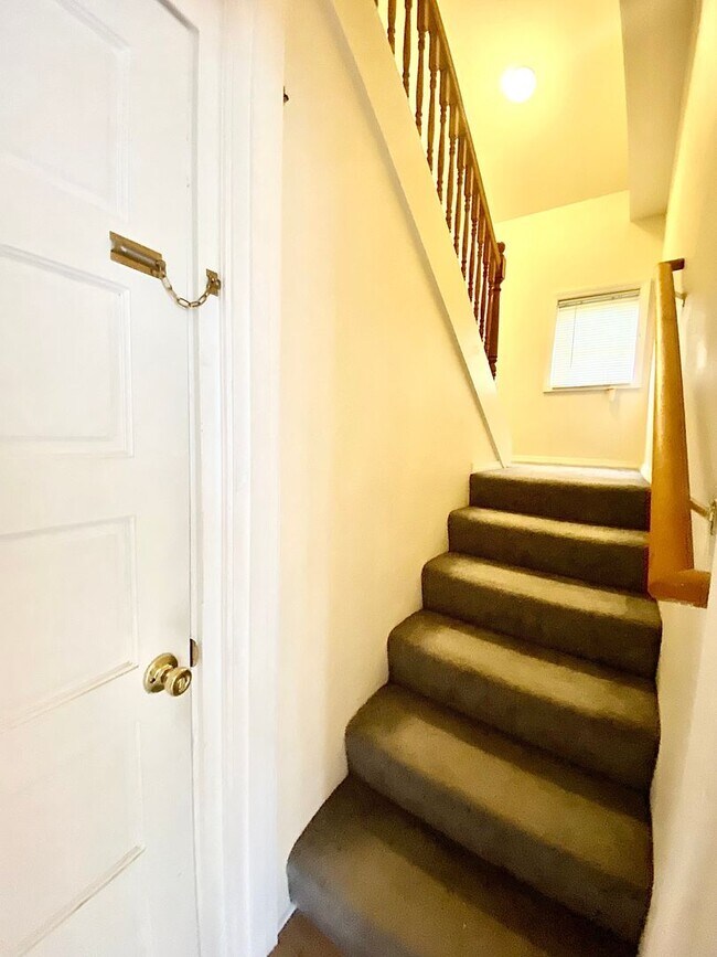 Building Photo - Charming 3 Bed 2 Bath Portland Bungalow!