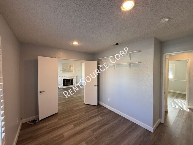 Building Photo - 1940 Simsburry St