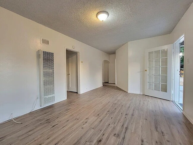 Building Photo - Nice and comfortable home