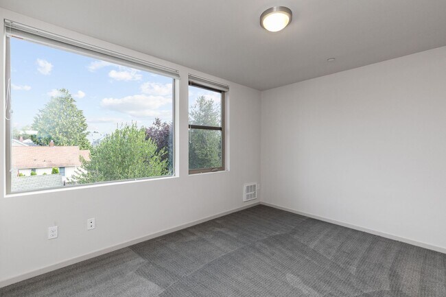 Building Photo - Stylish 3 BR/ 2/5 BA townhouse in Seattle