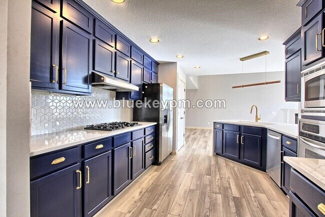 Building Photo - 561 NW Lamonde Terrace