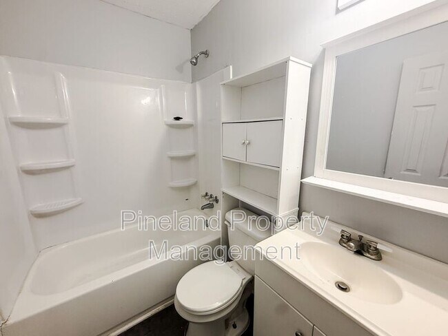 Building Photo - 2108 Rogers Dr