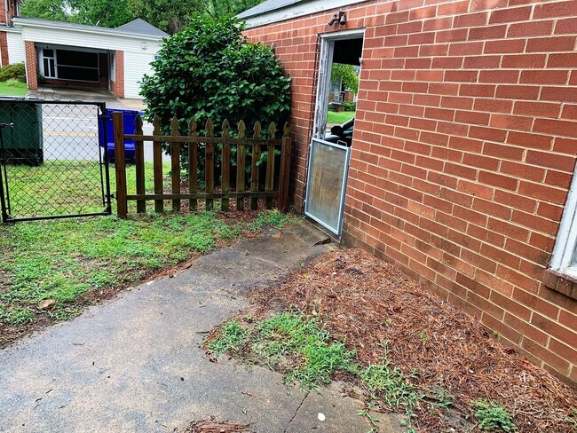 Building Photo - 3 Bedrooms 2 Bathrooms with fenced in back...