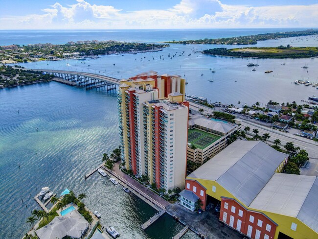 Building Photo - 2640 Lake Shore Dr