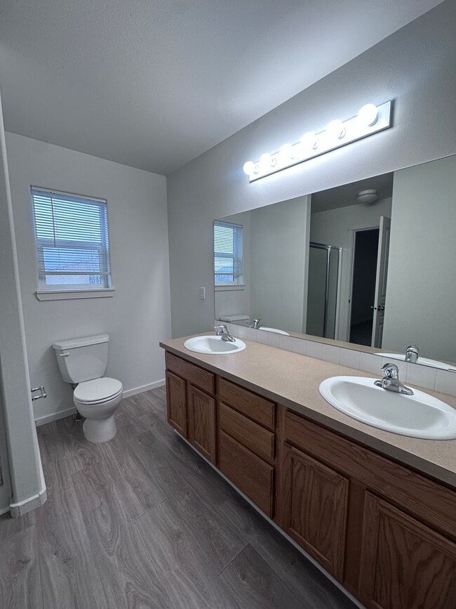 Building Photo - Newly Updated 3 Bedroom Available 12/1