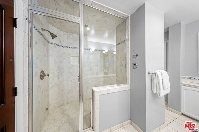 Building Photo - 15434 Sutton St