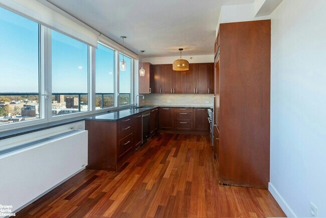 Building Photo - 640 W 237th St