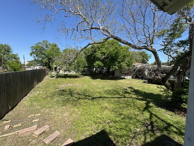 Building Photo - 134 Tarlton St
