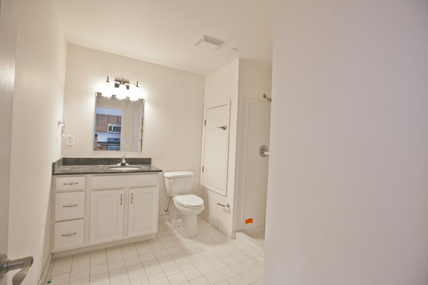bathroom - 4368 Cresson St