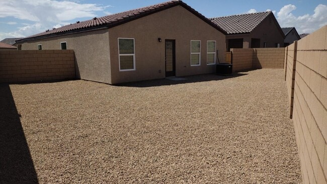 Building Photo - 2400 Tapatio Dr