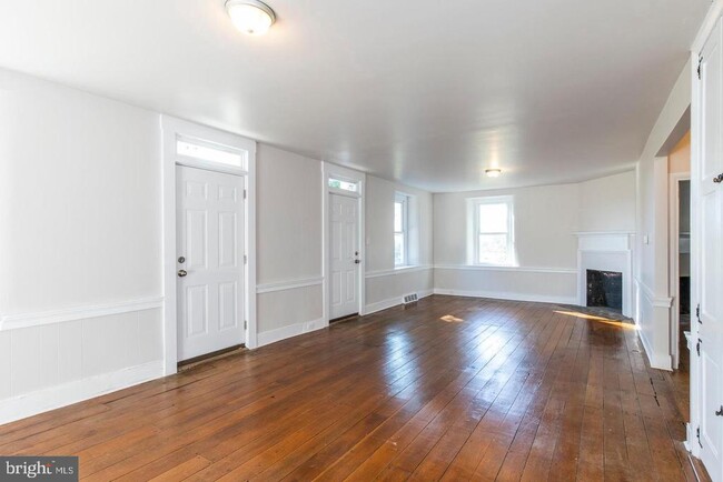 Building Photo - 211 Gale Ln
