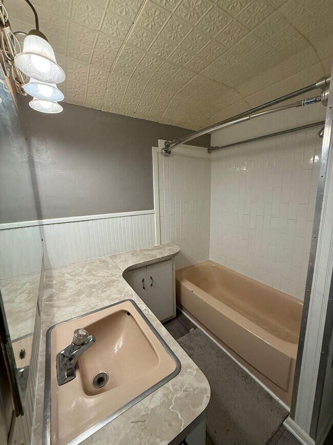 Building Photo - Charming 3-Bedroom Single Family Home in C...