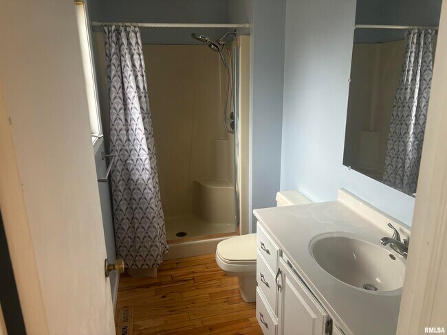 Building Photo - 705 Crestview Dr