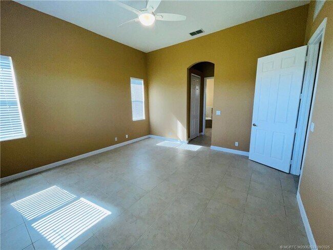 Building Photo - 331 NW Somerset Cir
