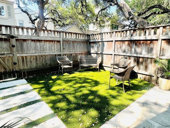 Building Photo - Furnished 3-bedroom in Travis Heights with Downtown Views!