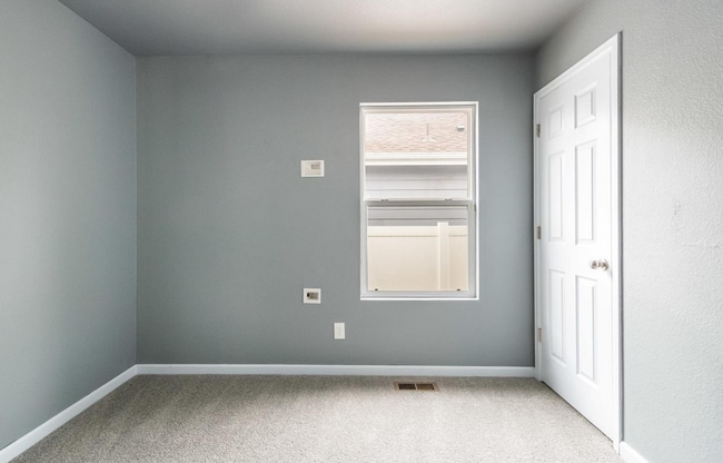 Building Photo - *FIRST MONTHS RENT FREE* 3 BED, 2 BATH MOD...