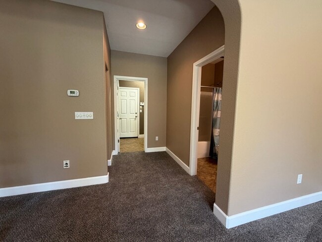 Building Photo - 3 story newer home in great commute location