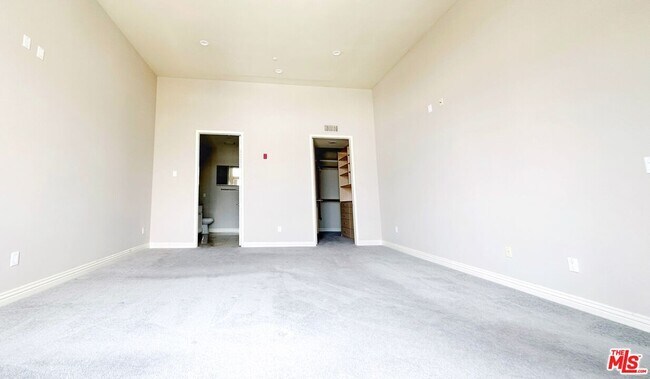 Building Photo - 4100 Wilshire Blvd