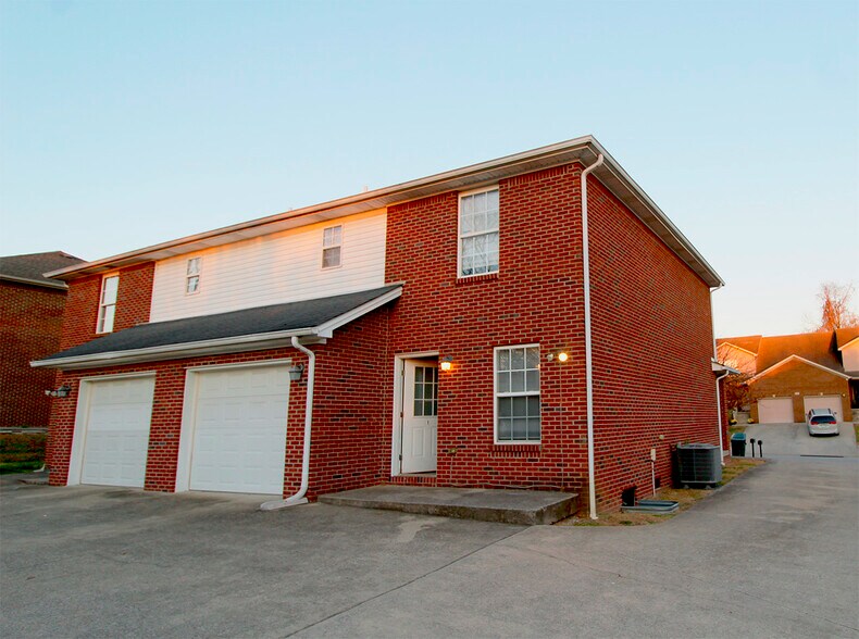 Building Photo - 561 Hampton Way