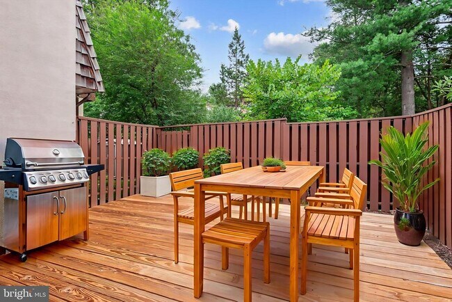 Building Photo - 1635 Valencia Way