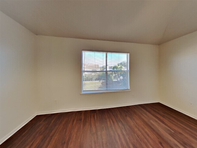 Building Photo - 2911 Linda Dr