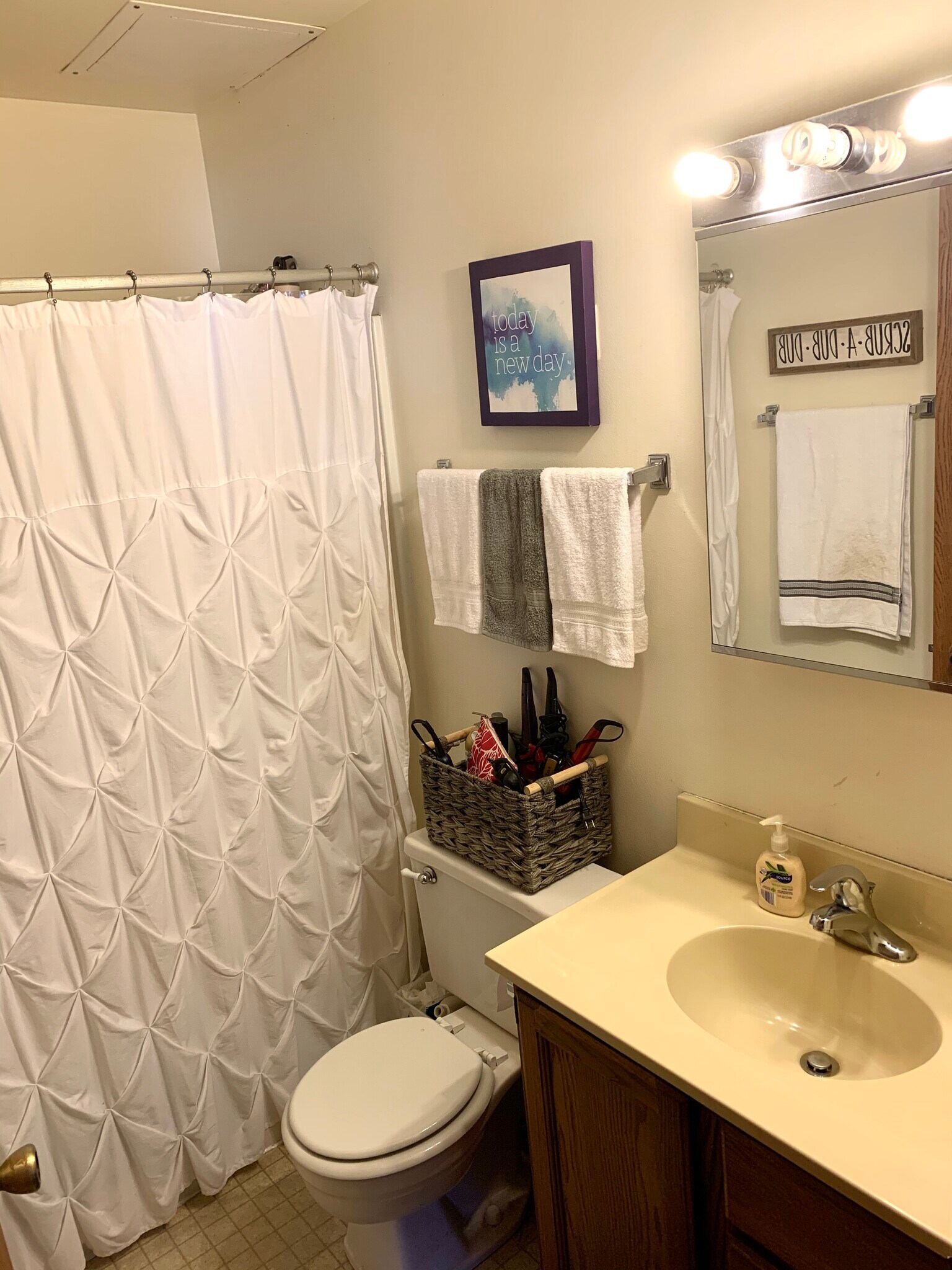 Building Photo - 1120 W Hamilton Ave