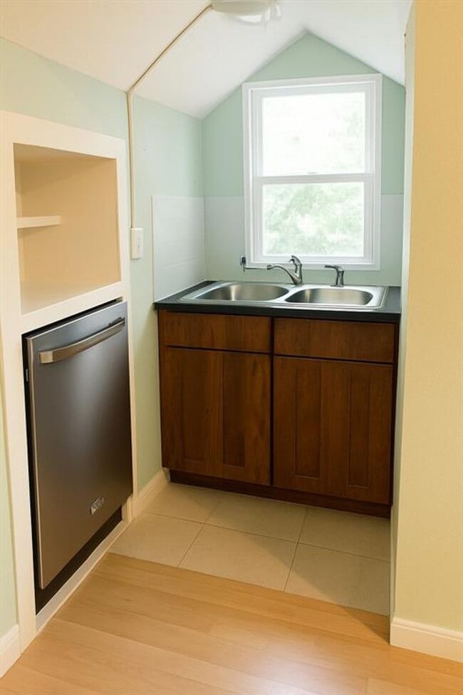 Building Photo - Charming Studio Apartment in Triplex Near UT