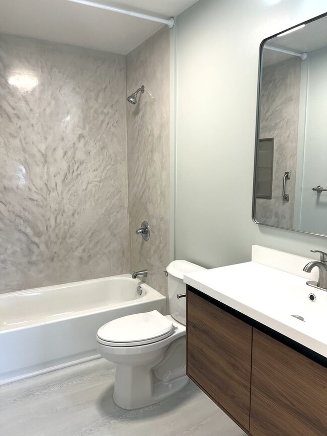 Building Photo - Koko Isle Circle - 4 bedroom, 3 bath townhome with carport