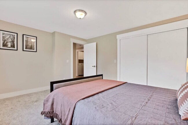 Building Photo - 1215 E Cerramar Ct