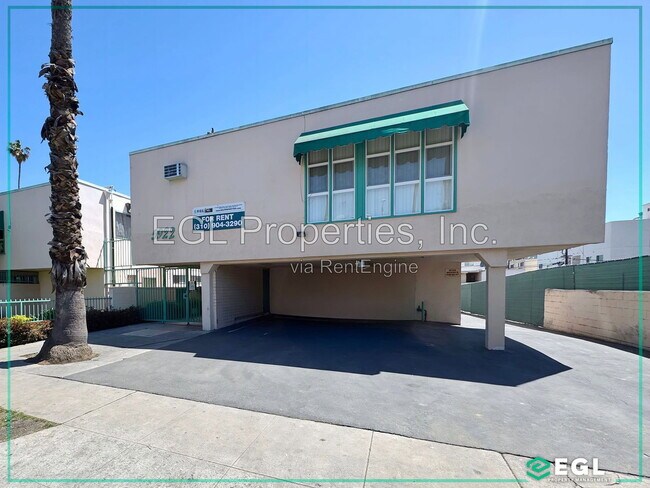 Building Photo - 1555 N Bronson Ave