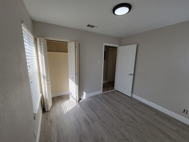 Building Photo - 810 Springvale Dr