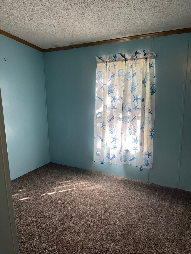 Building Photo - Move-In Ready Year-Round Home in a Quiet Location