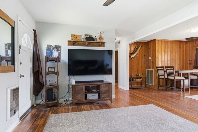 Building Photo - Charming 2b/1b Home in Old Hickory