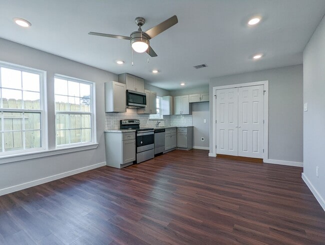 Building Photo - 6811 Glass St