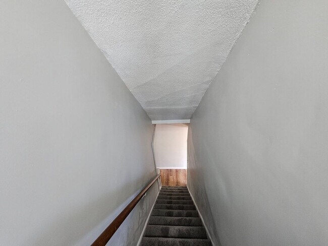 Building Photo - Newly updated 3 bedroom, 1 bath apartment ...
