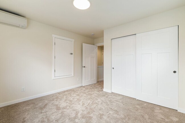 Building Photo - Halleck Townhomes Triplex