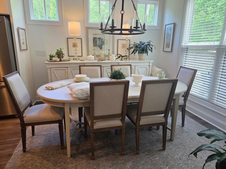 Light filled dining room - 423 Johnson Ct