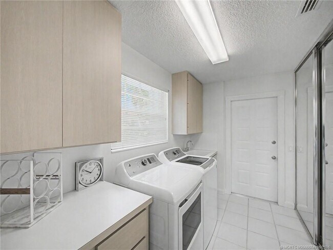 Building Photo - 8357 SE Double Tree Dr
