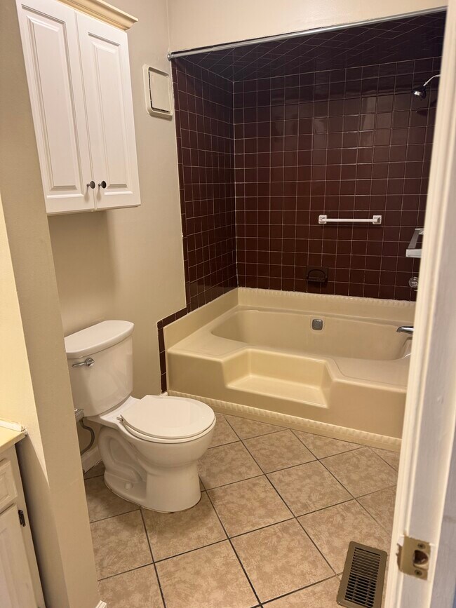 Building Photo - 15 Devon Pl