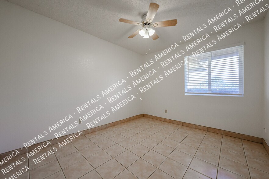 Building Photo - 710 W Alamo Dr