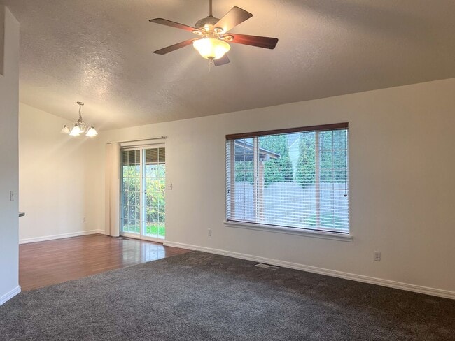 Building Photo - 3BD/2BA HOME W/GARAGE IN LEBANON