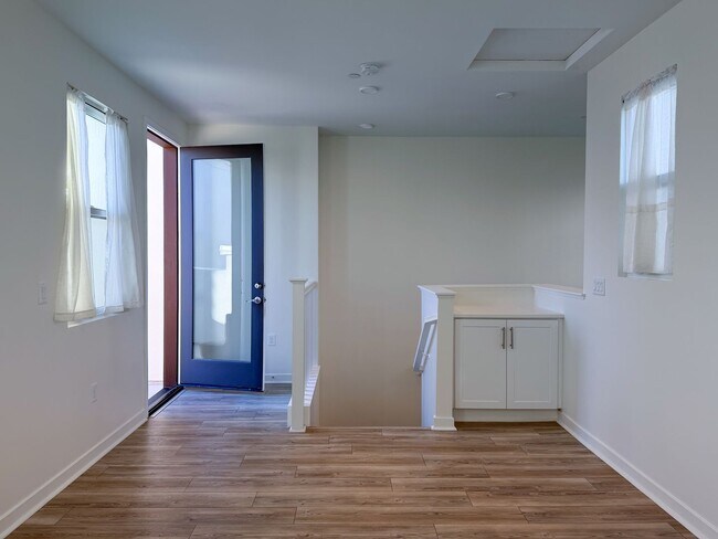 Building Photo - 1568 E Thompson Blvd