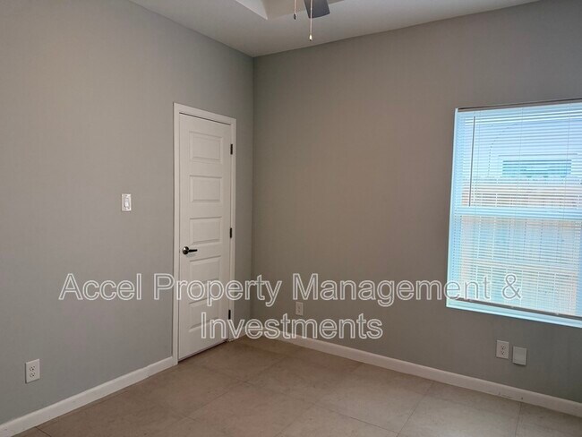 Building Photo - 816 N Abbey Ave