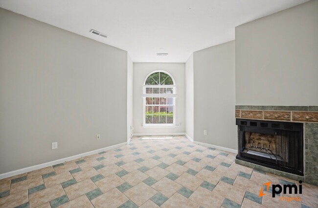 Building Photo - 2 Bed 2.5 Bath renovated townhome Virginia Beach