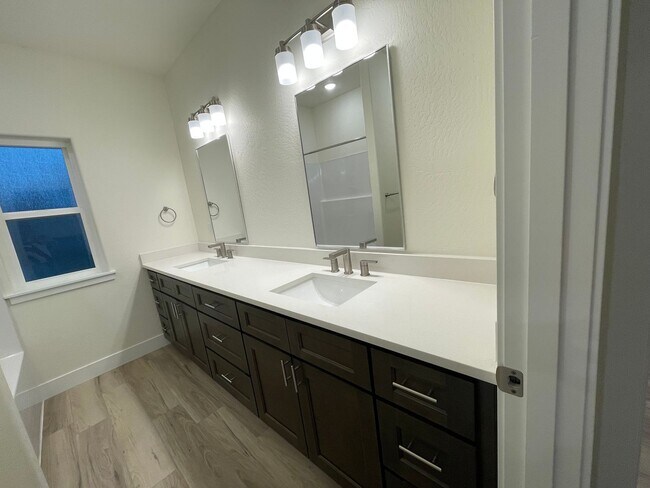 Building Photo - 410 4th St