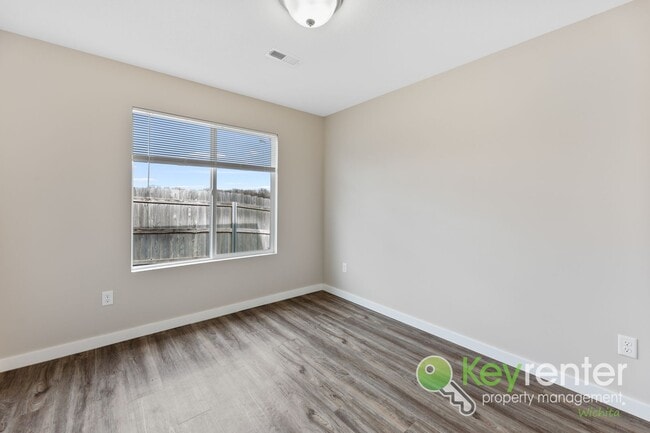 Building Photo - E 69th Ct N Duplex